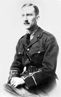 J.R.R. Tolkien en 1916 con el uniforme de oficial