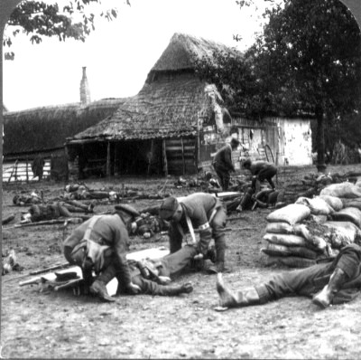 Soldados enterrando a los caídos en el frente